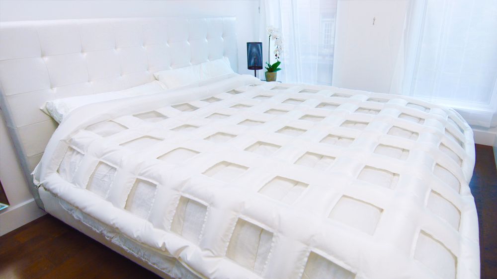 Edredón del sistema canadiense SmartDuvet Breeze inflado y colocado sobre la cama. Esta plancha inflable en forme de rejilla debe colocarse entre el edredón y su funda para ser operativa. (Foto: Samrtduvet)