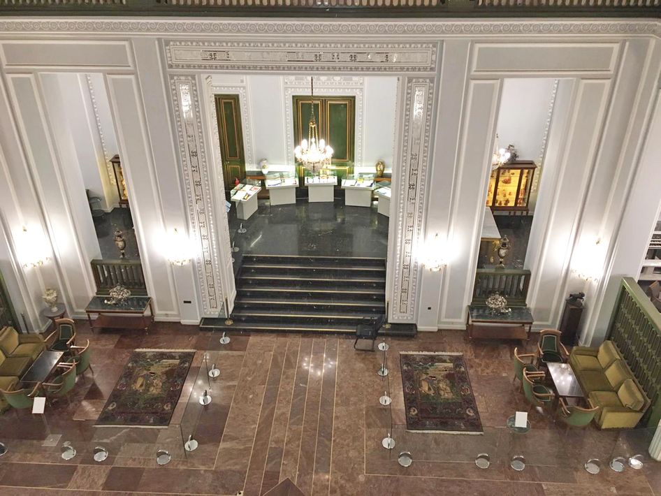 Interior del Palacio de Niavaran, residencia de la familia real iraní antes de la Revolución Islámica. La lujosa vida cotidiana del último Sha de Irán, Mohamad Reza Pahlavi (1919-1980), y su esposa, la popular Farah Diba, expuesta en este antiguo palacio, constituye hoy en día uno de los mayores y más populares atractivos turísticos para los ciudadanos de la República Islámica. Foto: José L. González Luaces