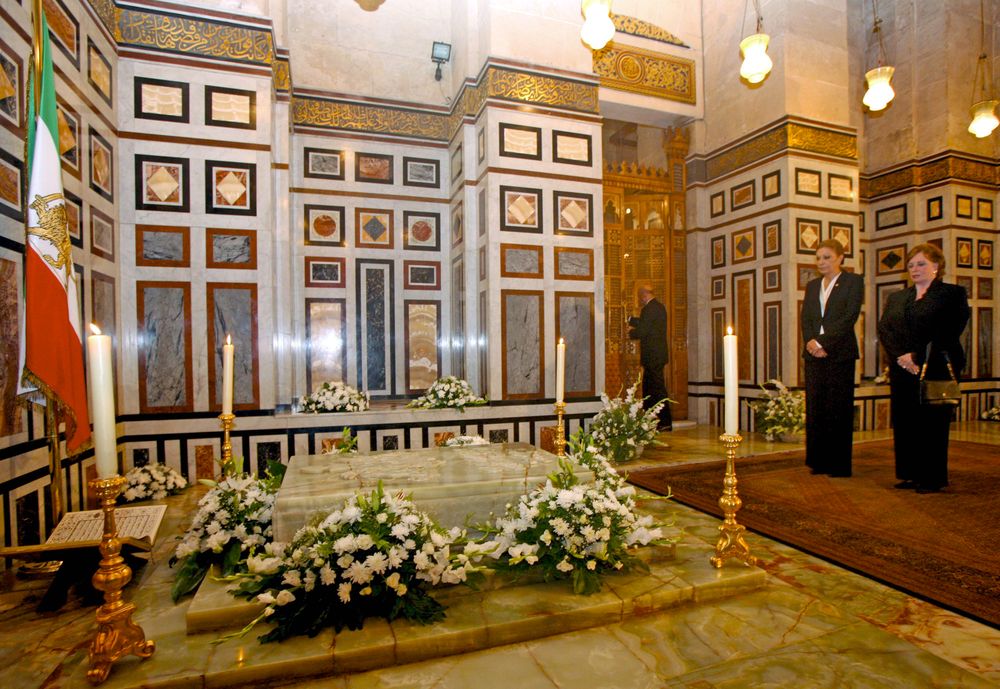 Farah Diba (i), la viuda de Reza Pahlavi, el último Shah de Irán, junto a Gihan Sadat (d). Reza Pahlavi murió de cáncer el 27 de julio de 1980 en El Cairo y, a pesar de sus deseos de tener unas honras fúnebres sencillas, el presidente egipcio Sadat le dispensó un funeral de Estado.
