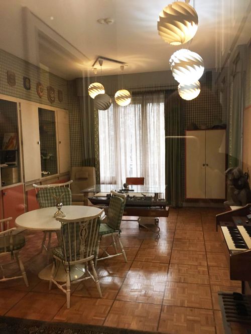 Cuarto de recreo con piano del Palacio de Niavaran, residencia de la familia real iraní antes de la Revolución Islámica.Se cumplen cuarenta años del exilio del Mohammed Reza Pahlavi, el último Sha de Persia, un hombre que como hizo Napoleón se coronó a si mismo emperador. Su viuda, Farah Diba, rescata su memoria con un libro y un documental.