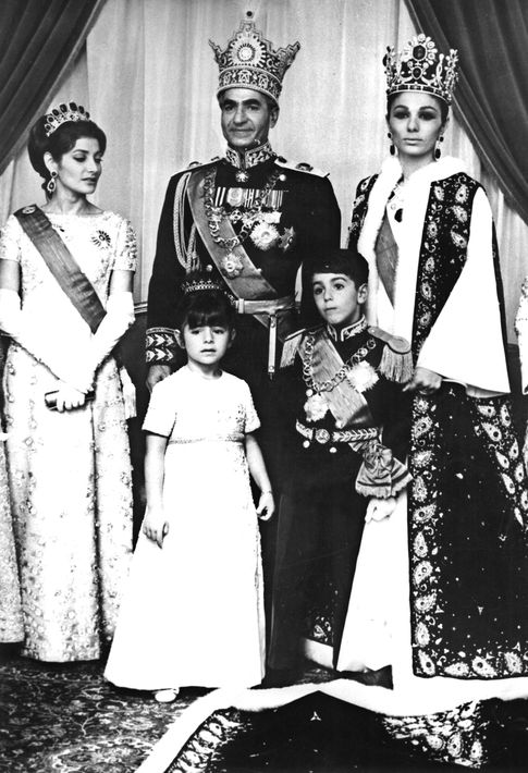 Mohammed Reza Pahlevi posa junto a su familia, la emperatriz Farah Diba (d), la princesa Shahnaz (i), la princesa Farahnaz y el príncipe heredero Reza Pahlevi, el día de su coronación como Sha de Persia. Durante la ceremonia que tuvo lugar en el palacio de Golestán, también impuso los atributos de Emperatriz a su esposa Farah Diba. Foto: Archivo