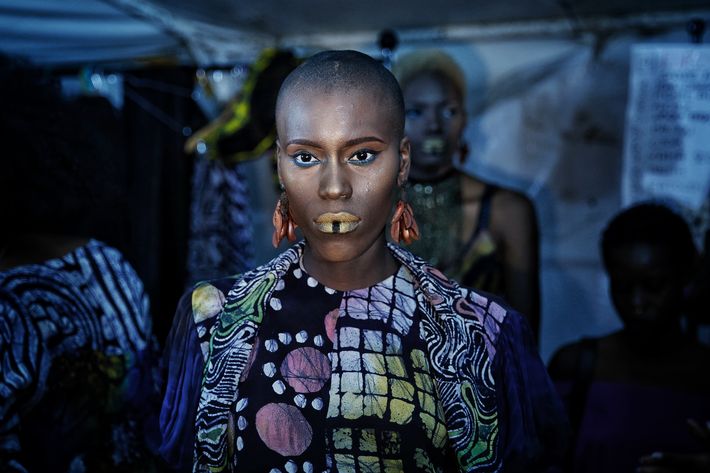 Una modelo espera entre bambalinas durante la Semana de la Moda de Dakar. (Prensa Asociada)