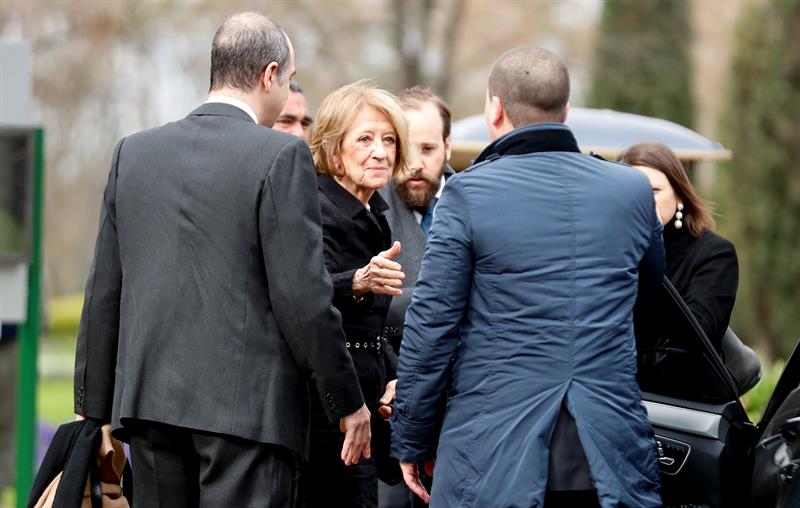 María del Carmen Cerruti (c), viuda de Jorge Zorreguieta, llega al funeral de su esposo el jueves 10 de agosto de 2017, en un cementerio de la Provincia de Buenos Aires, Argentina. EFE/David Fernández.