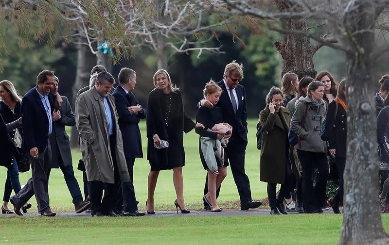 Familiares despiden a Jorge Zorreguieta, padre de la reina Máxima de Holanda, quien falleció el martes 8 de agosto a los 89 años, tras padecer una forma de linfoma de non-Hodgkin desde larga data. Foto EFE/David Fernández.