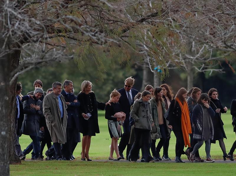 Familiares despiden a Jorge Zorreguieta, padre de la reina Máxima de Holanda, quien falleció el martes 8 de agosto a los 89 años, tras padecer una forma de linfoma de non-Hodgkin desde larga data. Foto EFE/David Fernández.