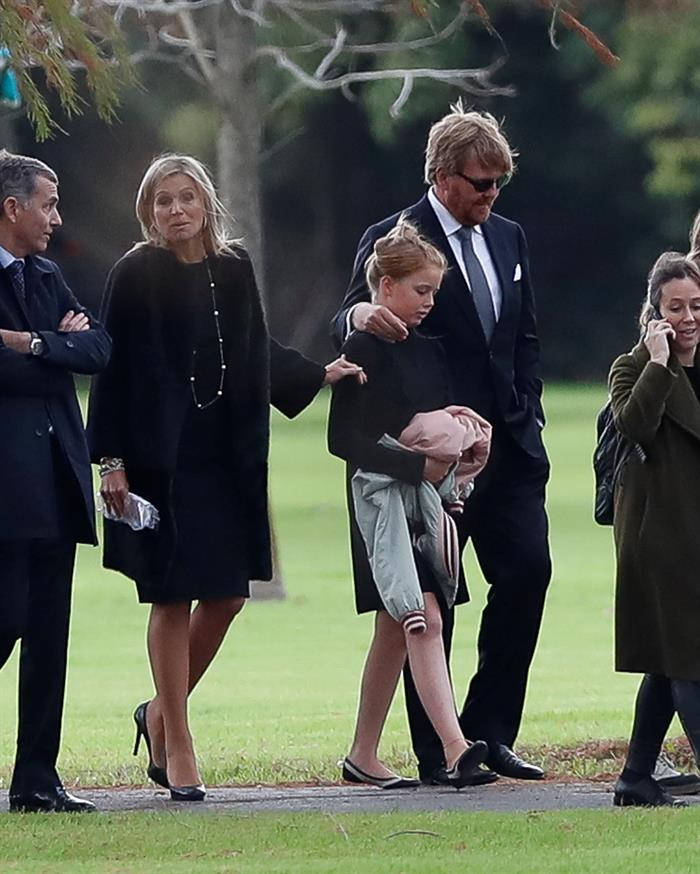 La reina Máxima de Holanda y su esposo, el rey Wilhelm Alexander, asisten al funeral del padre de la monarca, Jorge Zorreguieta, el jueves 10 de agosto de 2017, en un cementerio de la Provincia de Buenos. Foto EFE/David Fernández.