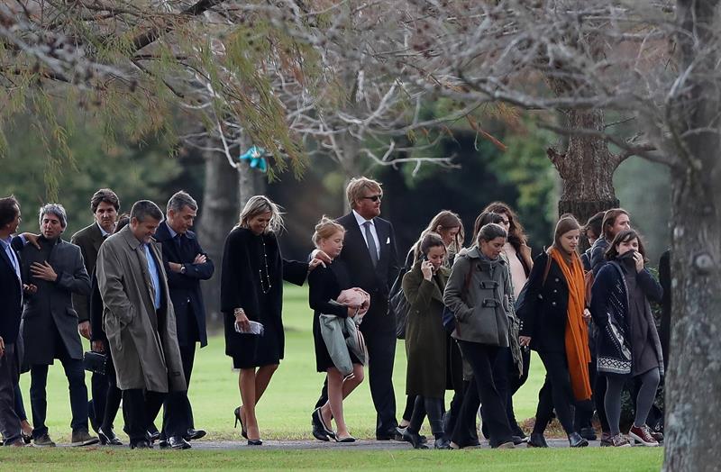 Familiares despiden a Jorge Zorreguieta, padre de la reina Máxima de Holanda, quien falleció el martes 8 de agosto a los 89 años, tras padecer una forma de linfoma de non-Hodgkin desde larga data. Foto EFE/David Fernández.