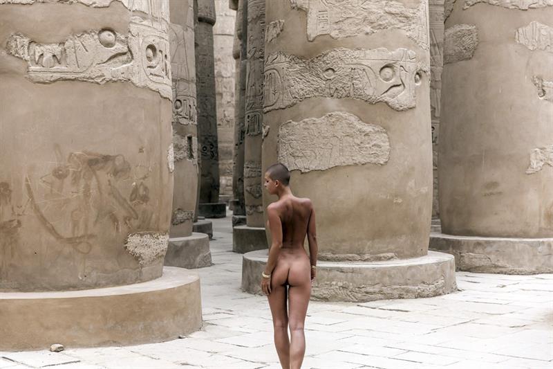 Para poder tomar las fotos en Egipto, la modelo y su fotógrafo tuvieron que pagar sobornos en Egipto. EFE