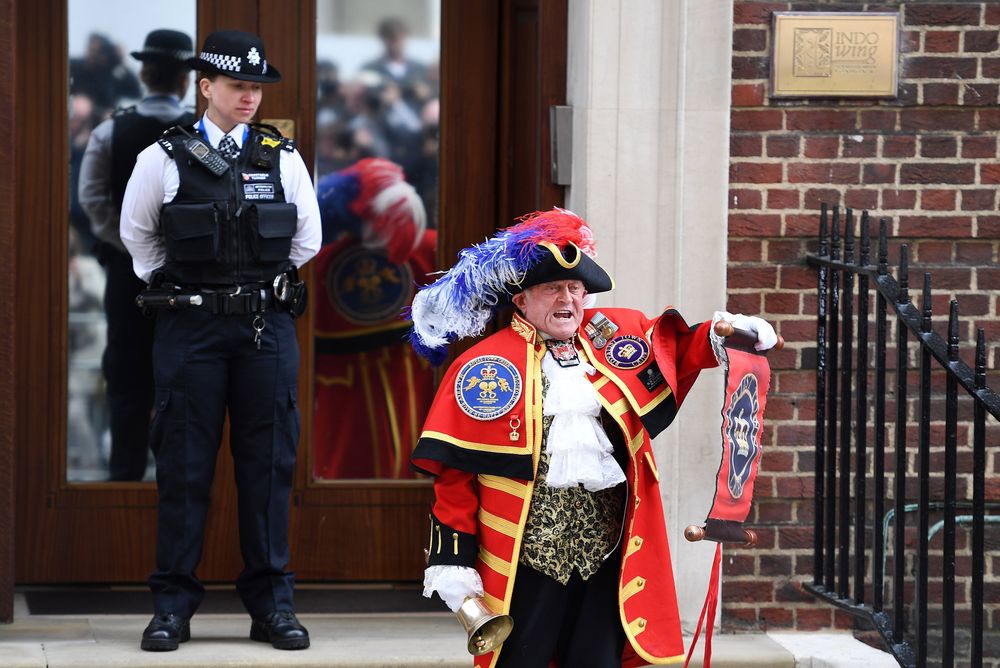 Un pregonero anuncia el nacimiento del tercer hijo de Kate Middleton y el príncipe William en la entrada del Hospital St. Mary, en Londres. (EFE)