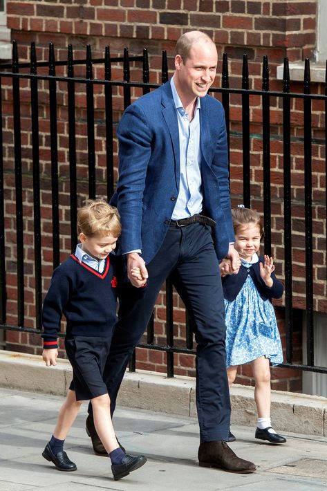 El príncipe William y sus hijos George y Charlotte llegan al hospital St. Mary de Londres para visitar al recién nacido. (EFE)