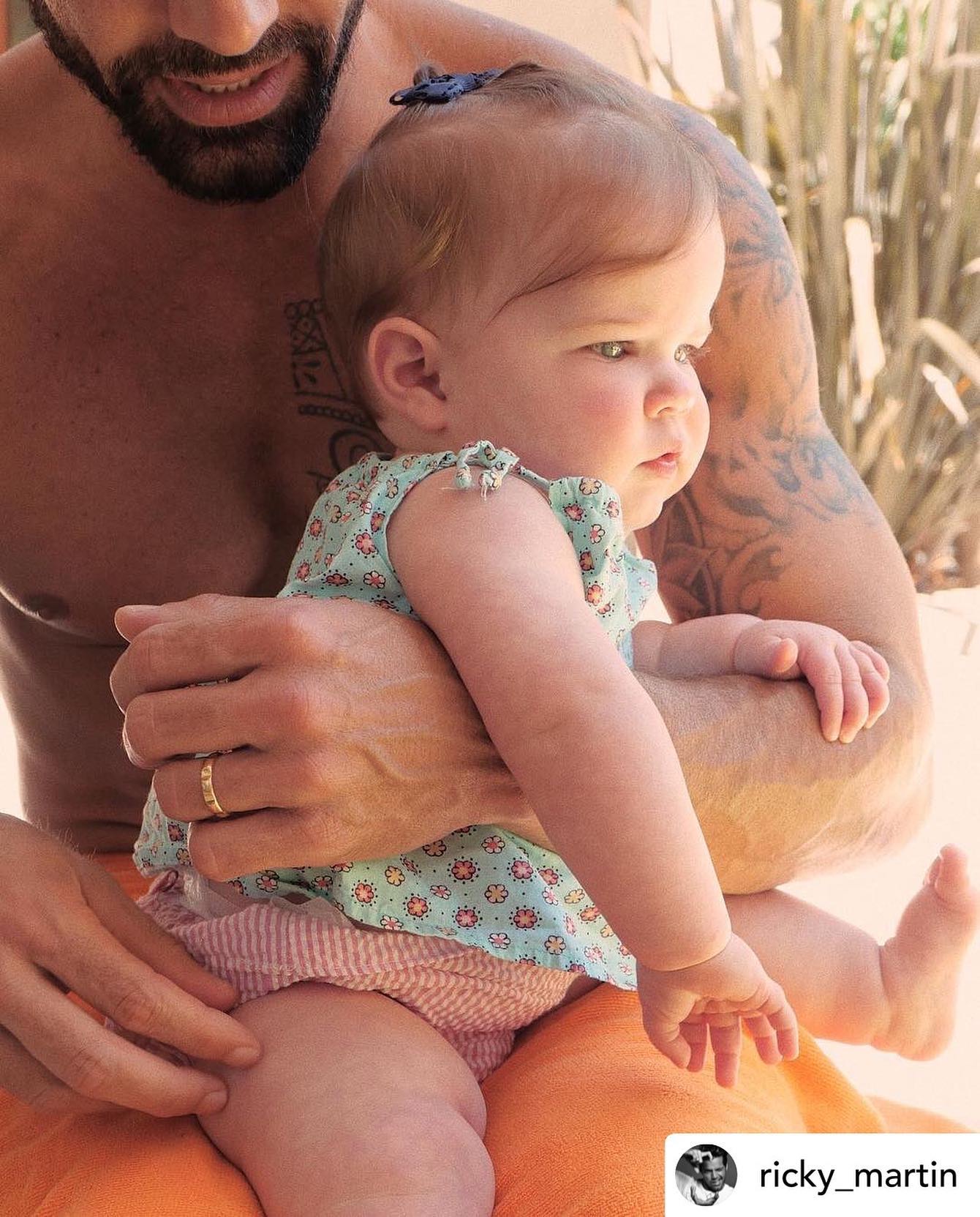 Lucía Martin Yosef, hija del astro boricua, Ricky Martin, luciendo uno de los diseños de Sandía. (Suministrada)