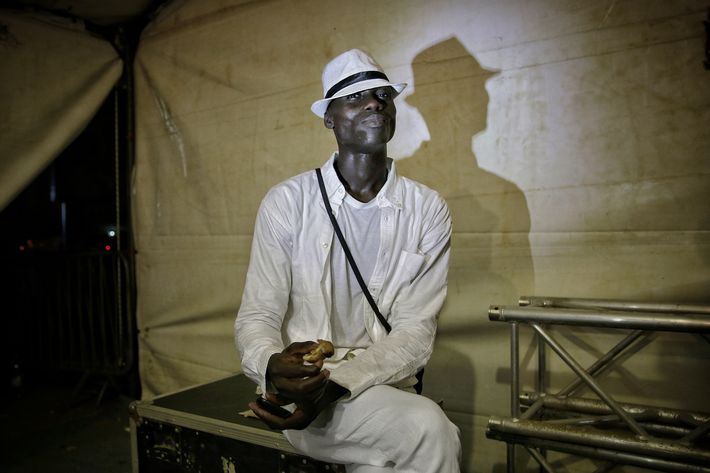 Un modelo come un sándwich entre bambalinas durante la Semana de la Moda de Dakar. (Prensa Asociada)