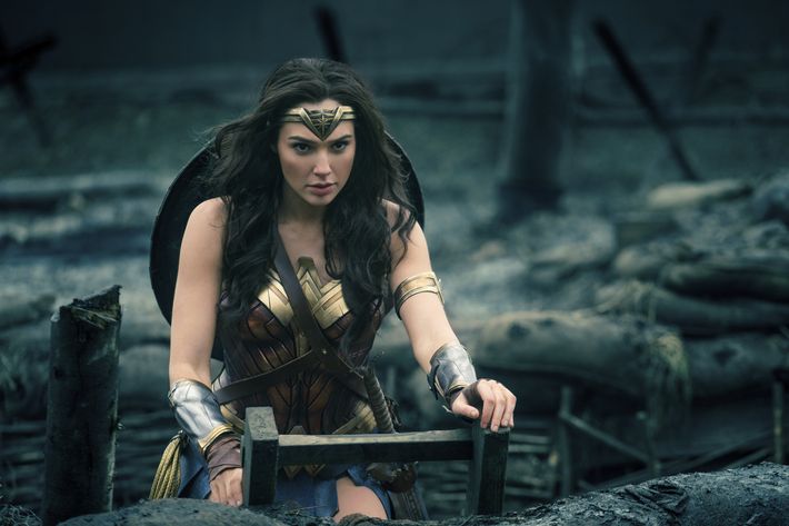 La actriz israelí Gal Gadot fue elegida para ser la protagonista de la película ‘Mujer Maravilla’. A pocos días de su estreno, la cinta se ha convertido en todo un fenómeno de taquilla. En la siguiente galería conoce porqué la actriz también es una ‘wonder woman’ en la vida real. (Clay Enos/Warner Bros. Entertainment vía AP)