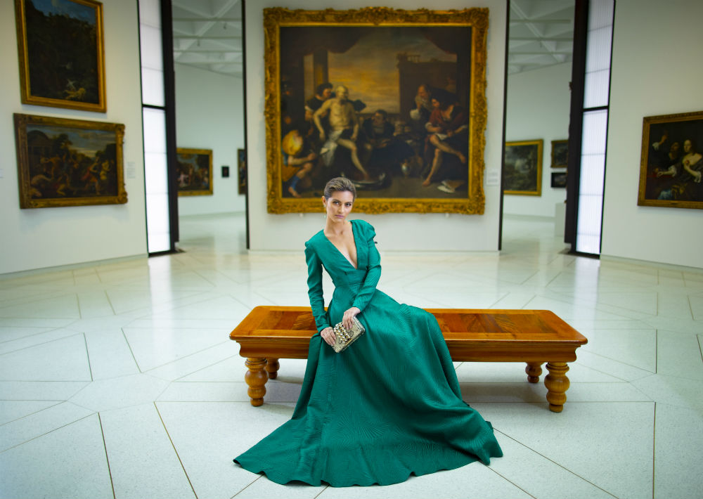Traje verde, de Natalie Kriado; cartera, de Galería; y accesorios, de Never Overdressed. (Foto: Ramón "Tonito" Zayas)