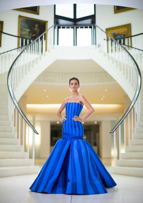 Traje azul, de Harry Robles; y accesorios, de Never Overdressed. (Foto: Ramón "Tonito" Zayas)
