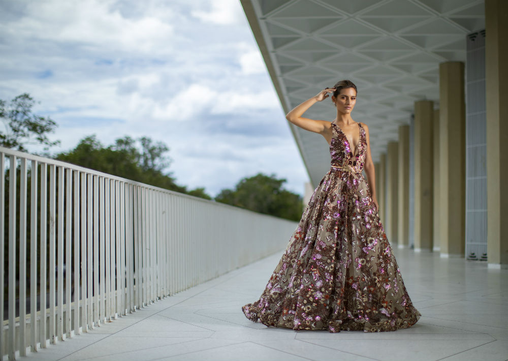 Traje en tonos rosados con estampado floral, de Eddie Guerrero; y accesorios, de Never Overdressed. (Foto: Ramón "Tonito" Zayas)