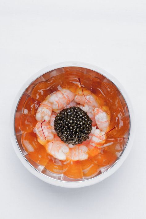 Su restaurante Le Grill homenajea a la tradición culinaria del Mediterráneo, como en este plato de gambas y caviar. Foto suministrada.