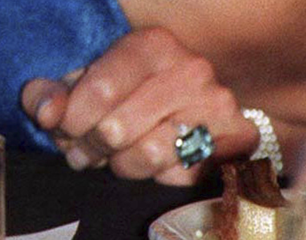 Detalle de la foto en la que se puede observa el anillo que Harry le regalara a Meghan. (Foto: PA vía AP)