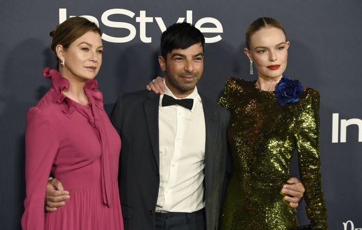 Harry Josh, recipiente del premio Hairstyist of the Year, posa con Ellen Pompeo y Kate Bosworth. (AP)