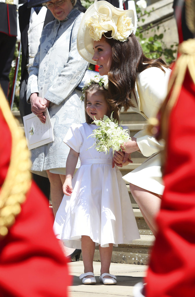 La duquesa de Cambridge lució un bellísimo accesorio diseñado por Philip Treacy, un creador de pamelas y fascinators. (Foto: AP)
