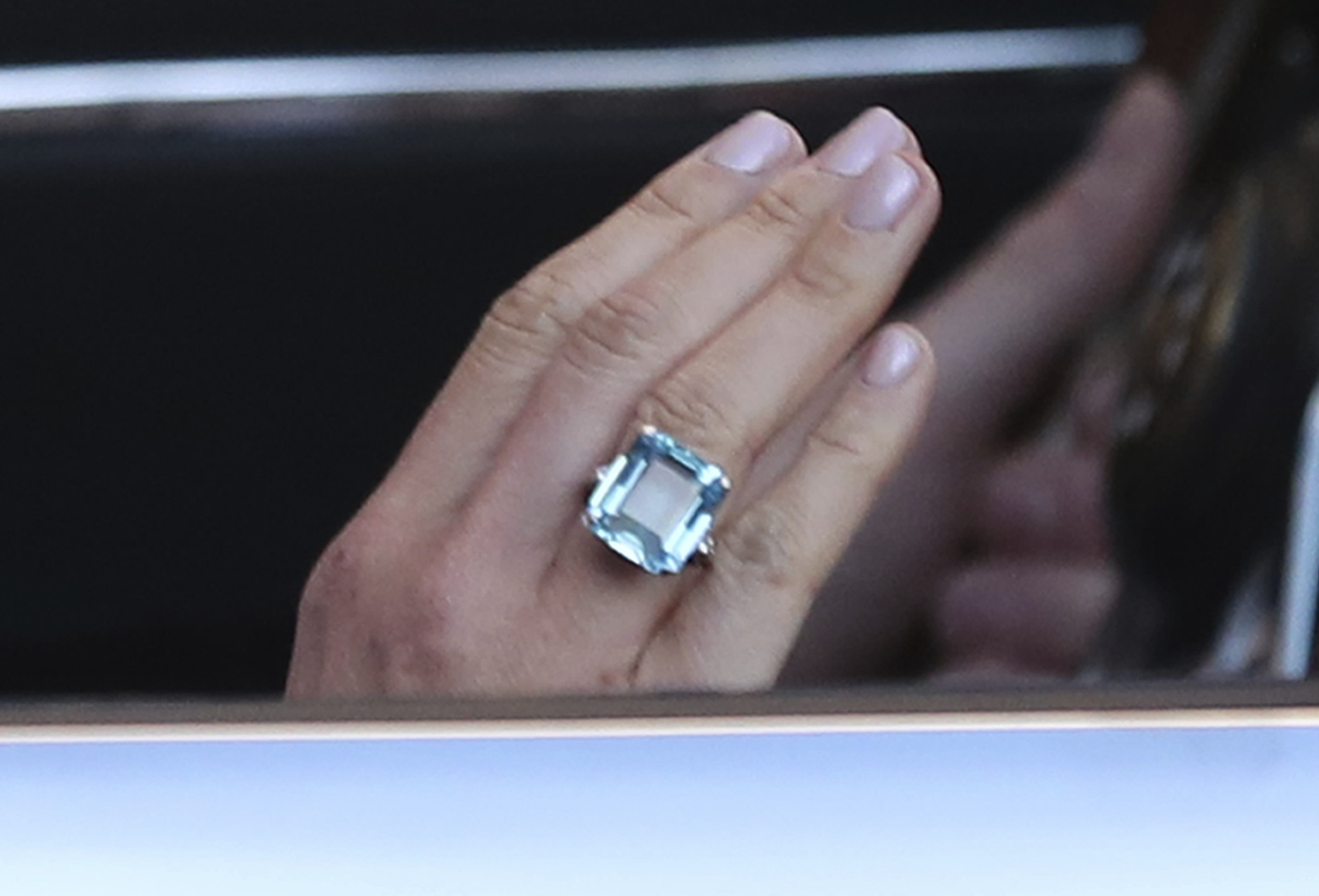 En la mano de Meghan, así lució el anillo que perteneciera a Lady Di. (Foto: AP)