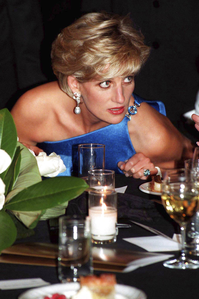 La princesa Diana, durante un evento de beneficencia en Sidney, Australia el 31 de octubre de 1996 luce el anillo de aguamarina. Volvería a usarlo públicamente dos meses antes de su muerte. (Foto: PA vía AP)
