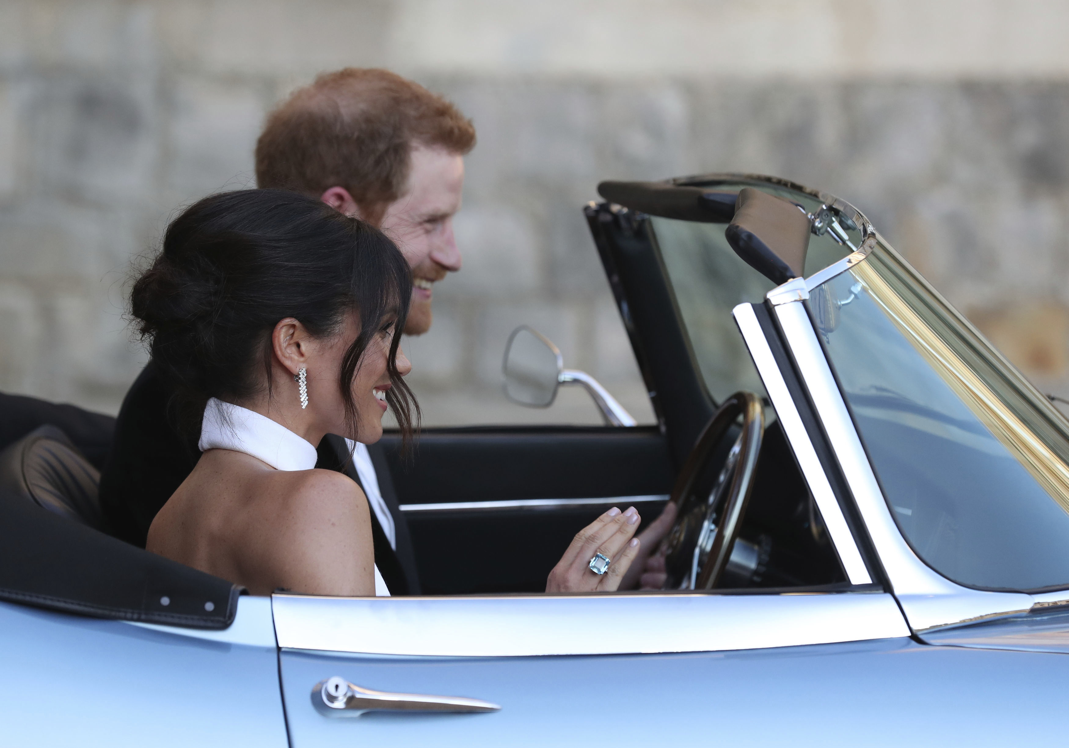 Meghan Markle luce en su mano derecha el anillo que perteneciera a Diana de Gales, al partir hacia la recepción donde se celebraron su boda. (Foto: AP)