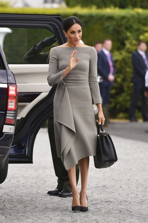 Uno de los atuendos que más gustó fue un vestido gris con mangas largas y falda línea A, de Roland Mouret. (AP)