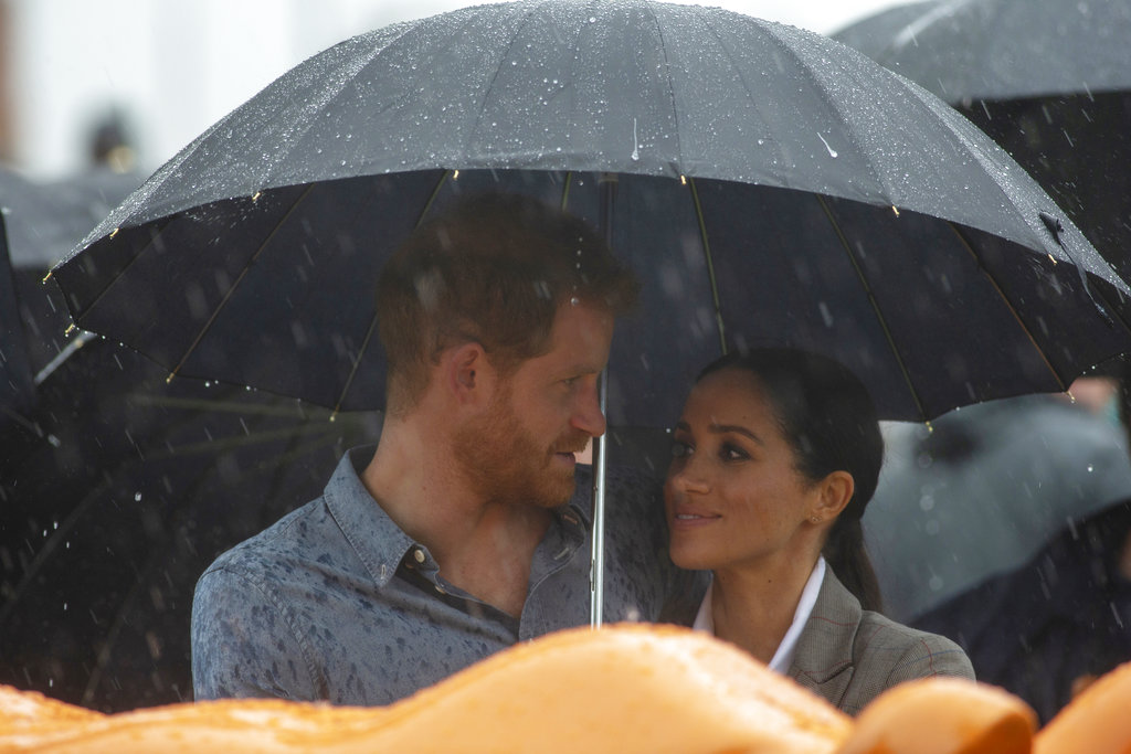 “La lluvia fue una bendición", dijo el príncipe Harry en Victoria Park, Dubbo, una ciudad afectada por la sequía. (Foto: AP)