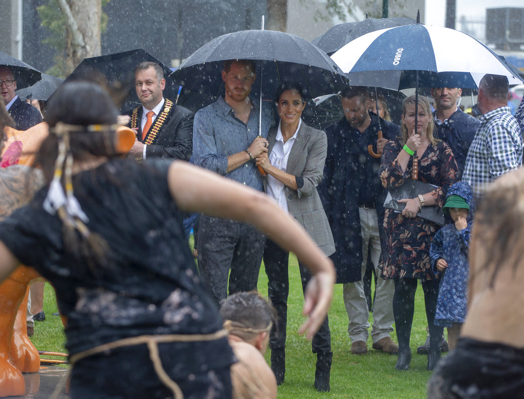 Meghan y Harry observan una exhibición de danzas típicas en Victoria Park, Dubbo. (Foto: AP)