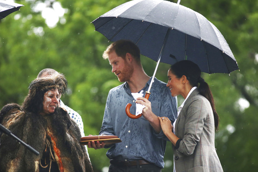 El príncipe Harry y Meghan, duquesa de Sussex, asisten a un picnic comunitario en Victoria Park en Dubbo, Australia. (Foto: AP)