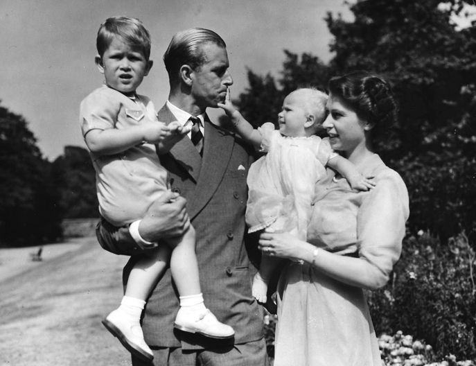 En esta foto de agosto de 1951, la entonces princesa Elizabeth con su esposo, el príncipe Philip, y sus hijos, el príncipe Charles y la princesa Anne, en la residencia de la pareja en Clarence House, en Londres. (AP Foto, Archivo)