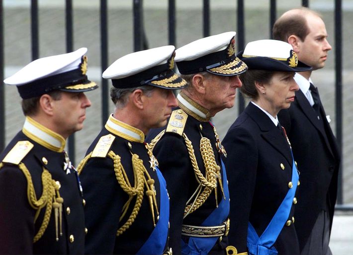 En esta foto del 9 de abril del 2002, miembros de la familia real británica siguen el féretro con los restos de la Reina Madre, camino a su funeral en Westminster Abbey, en Londres. De izquierda a derecha: el príncipe Andrew, el príncipe Charles, el príncipe Philip, la princesa Ane y el príncipe Edward. (AP Foto/Santiago Lyon, Archivo)