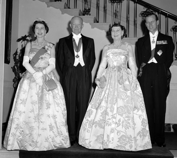 El presidente Dwight Eisenhower y la primera dama Mamie posan con sus invitados, la reina Elizabeth y su esposa, el príncipe Philip, en la Casa Blanca, el 17 de octubre de 1957. (AP Photo)