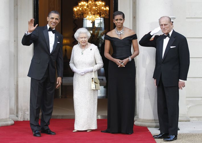 El pasado presidente Barack Obama y la primera dama Michelle Obama le dan la bienvenida a la reina Elizabeth II y el príncipe Philip, en Winfield House en Londres. (AP Photo/Charles Dharapak)