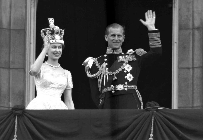 La reina Elizabeth II y el príncipe Philip, saludan al público en el balcón del Palacio de Buckingham, luego de ser coronada en Westminster Abbey. (AP Photo/Leslie Priest, File)