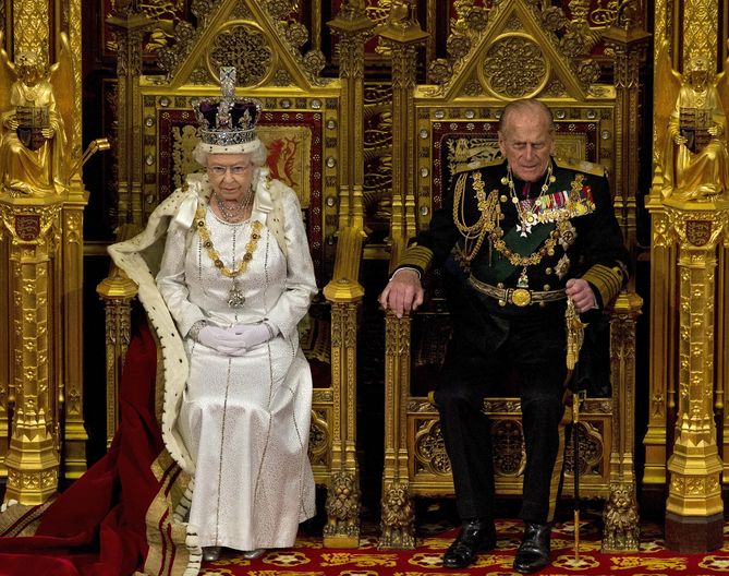 La reina Elizabeth II y el príncipe Philip. (AP Photo/Alastair Grant, Pool)