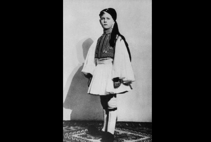 El duque de Edinburgo, nacido como el príncipe Philip de Grecia y Dinamarca en Corfú, posa vestido con la vestimenta tradicional de Grecia, cuando tenía 6 años. (AP Photo)