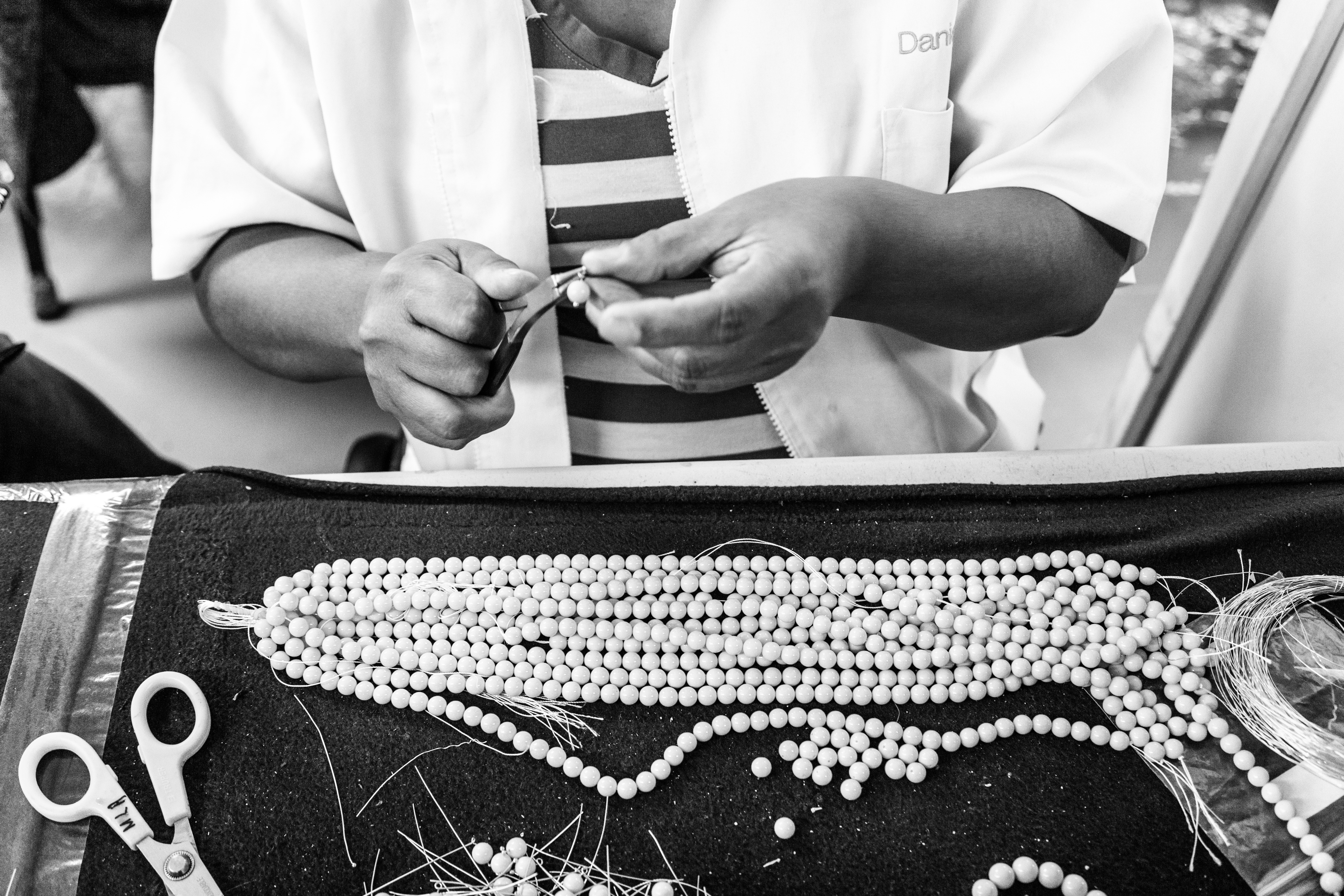 Aunque se repliquen las piezas de la colección, cada arete, pulsera o collar es único pues cada uno se elabora a mano. (Suministrda)