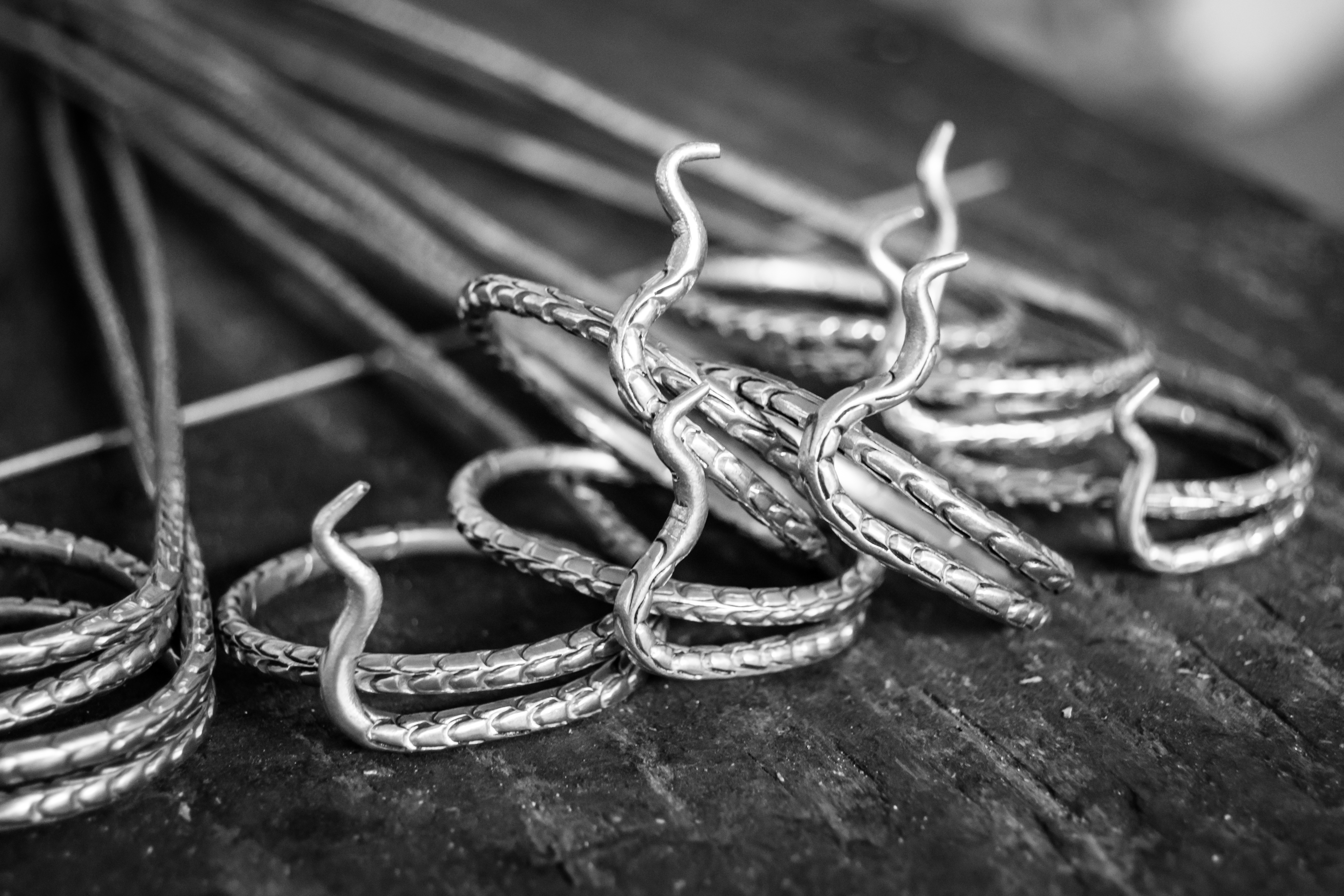 Aunque se repliquen las piezas de la colección, cada arete, pulsera o collar es único pues cada uno se elabora a mano. (Suministrda)