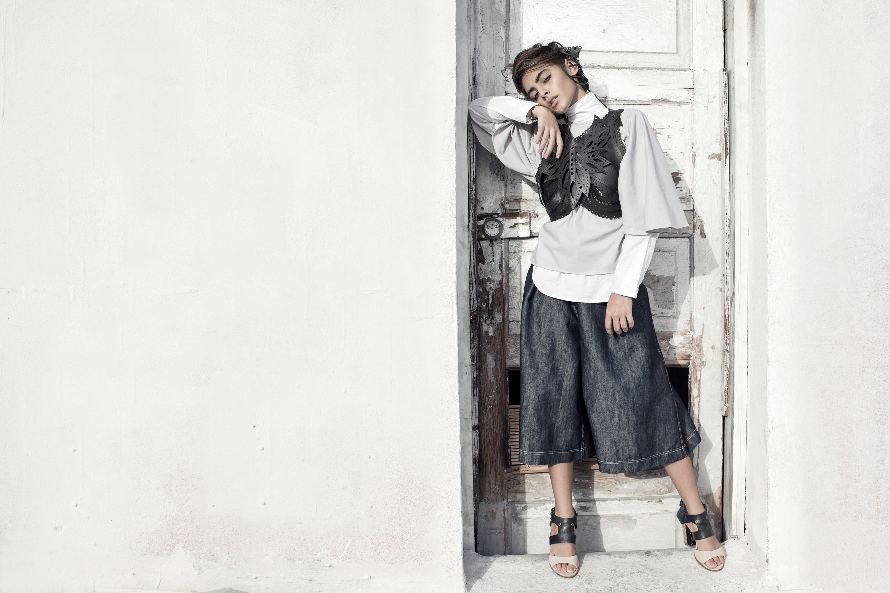 Camisa de cuello alto, pantalones a la cintura "denim" y accesorios NoTire (Suministrada/Modelo Amanda Antonella / Foto Raquel Pérez Puig)
