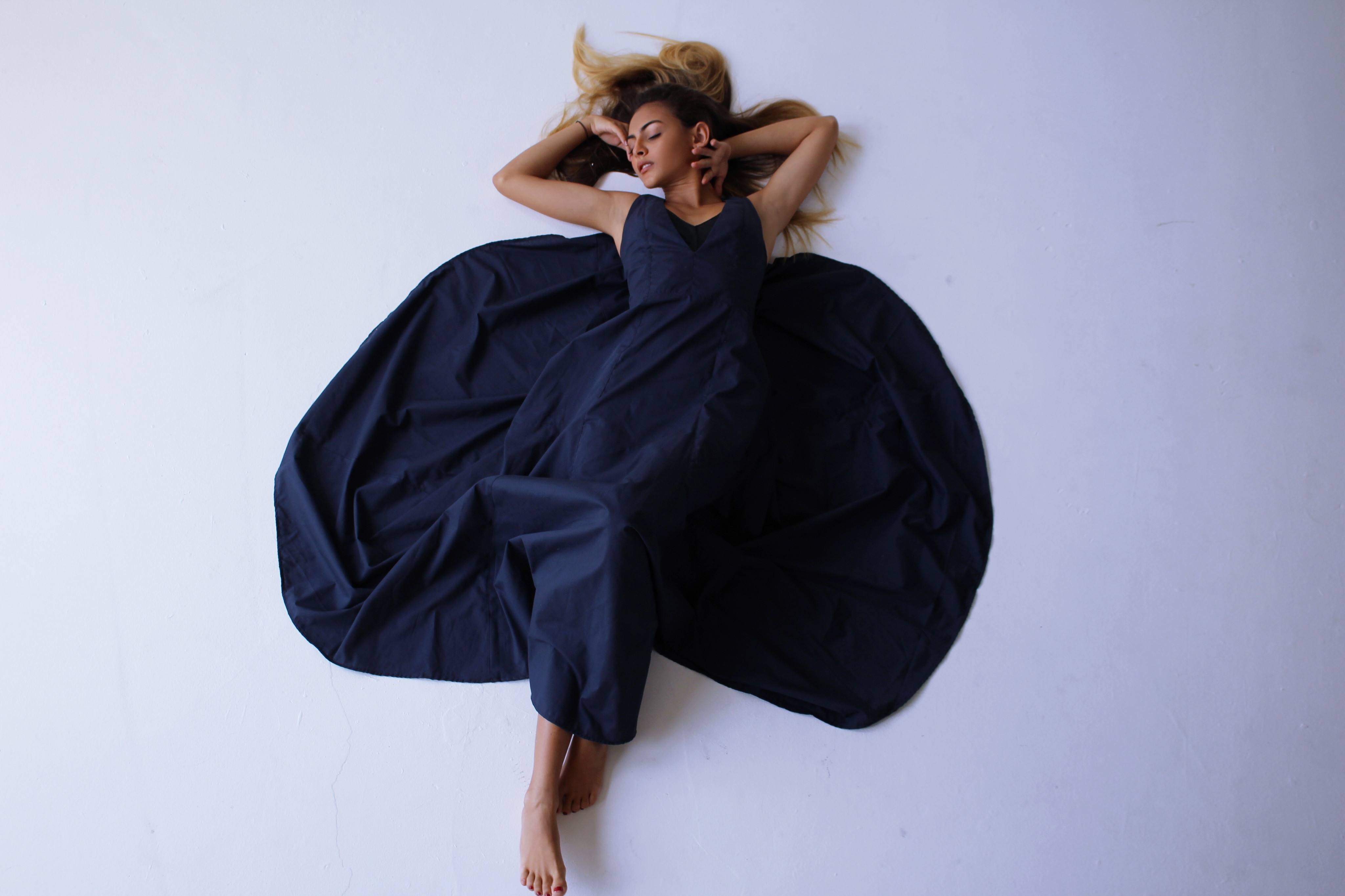 Traje largo de algodón color "navy" (Suministrada / Foto Daliana Alvarado)