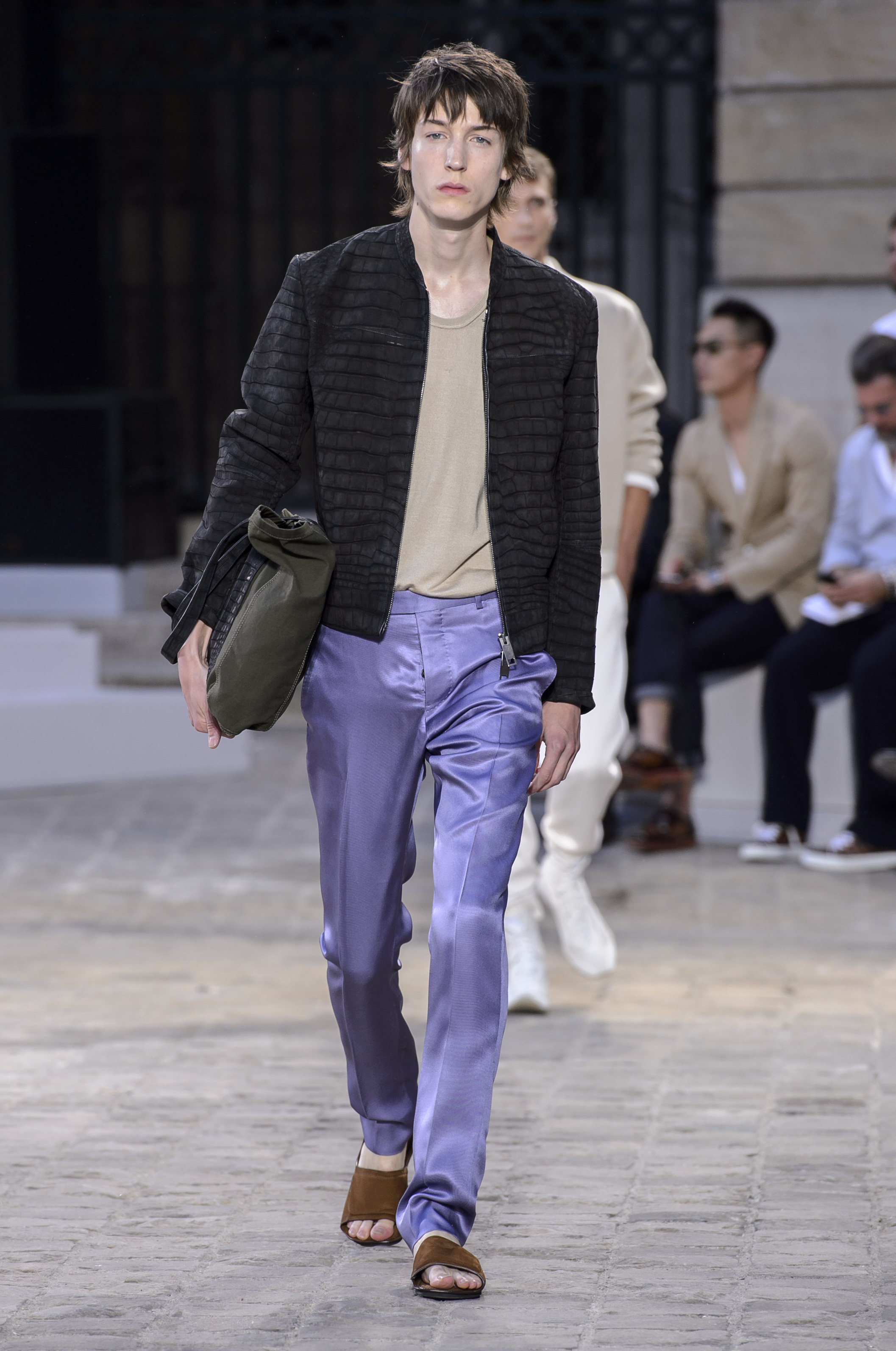 Pantalones alilados por Berluti. Foto WGSN.