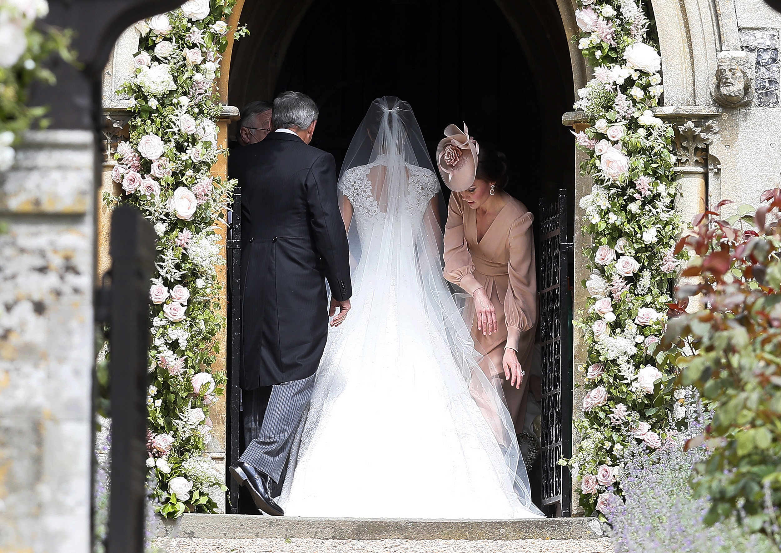 Kate acompaña a su hermana antes del desfile nupcial en la capilla. (AP Photo/Kirsty Wigglesworth, Pool)