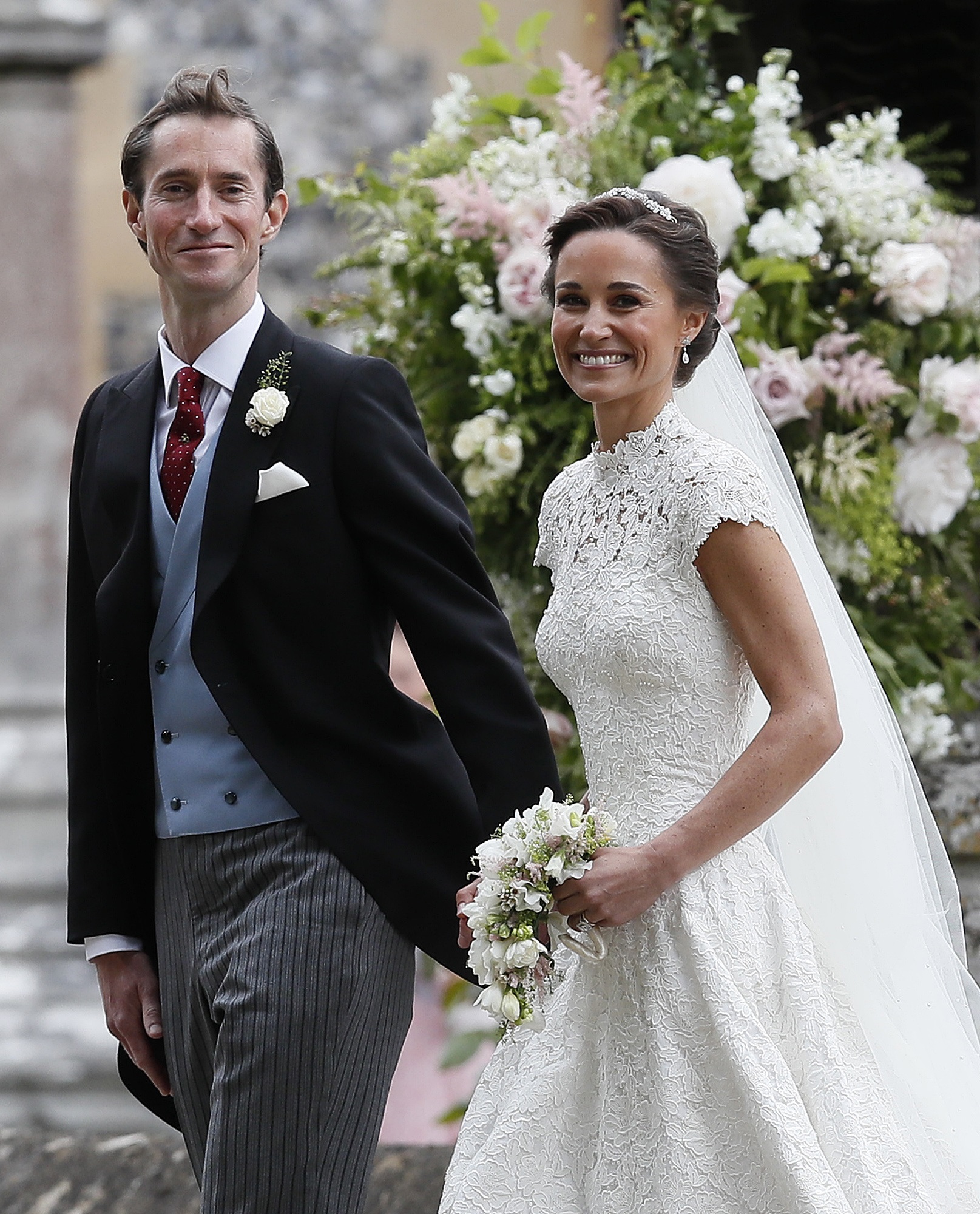 Pippa Middleton y James Matthews caminan tomados de la mano tras su boda. (Justin Tallis/Pool Photo via AP)