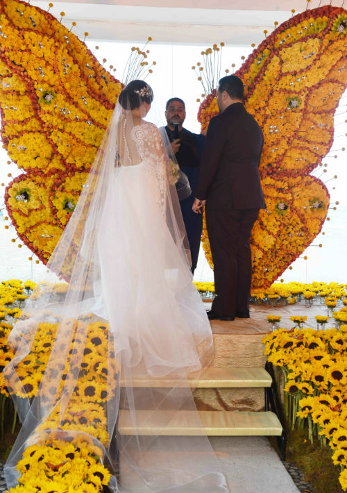Los novios escuchan las palabras del ministro Pablo Aymat.