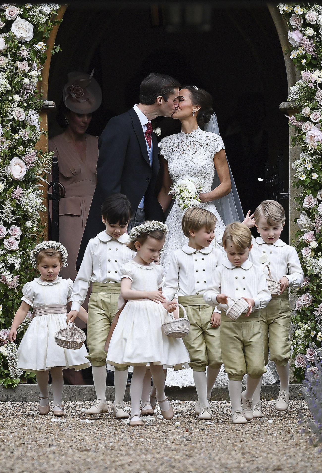 La pareja comparte su primer beso para las cámaras al salir de la capilla. (AP Photo/Kirsty Wigglesworth, Pool)