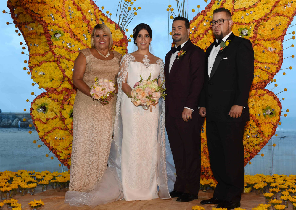 Los novios junto a los padrinos Delia Morales y Javier Cintrón.