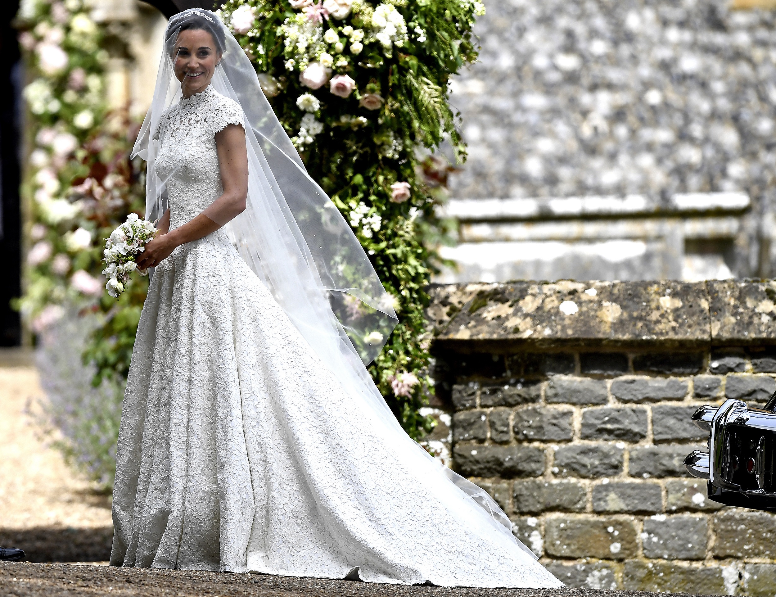 La hermana de la duquesa de Cambridge lució un vestido de cuello alto y encaje del diseñador británico Giles Deaco. (AP Photo/Kirsty Wigglesworth, Pool)