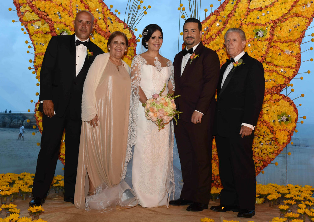 Rebeca Cintrón y Carlos Ortiz posan con la familia de ella.